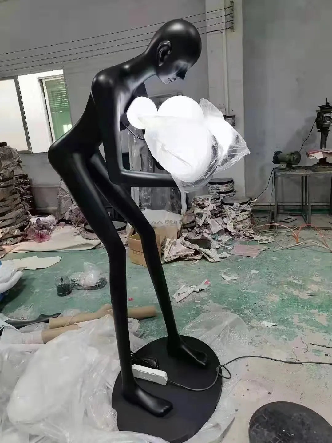 LBX Estátua Humanóide Escultura Lâmpada de Assoalho Braço Longo Bola